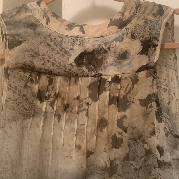 Sleeveless blouse. - Picture 4 of 4